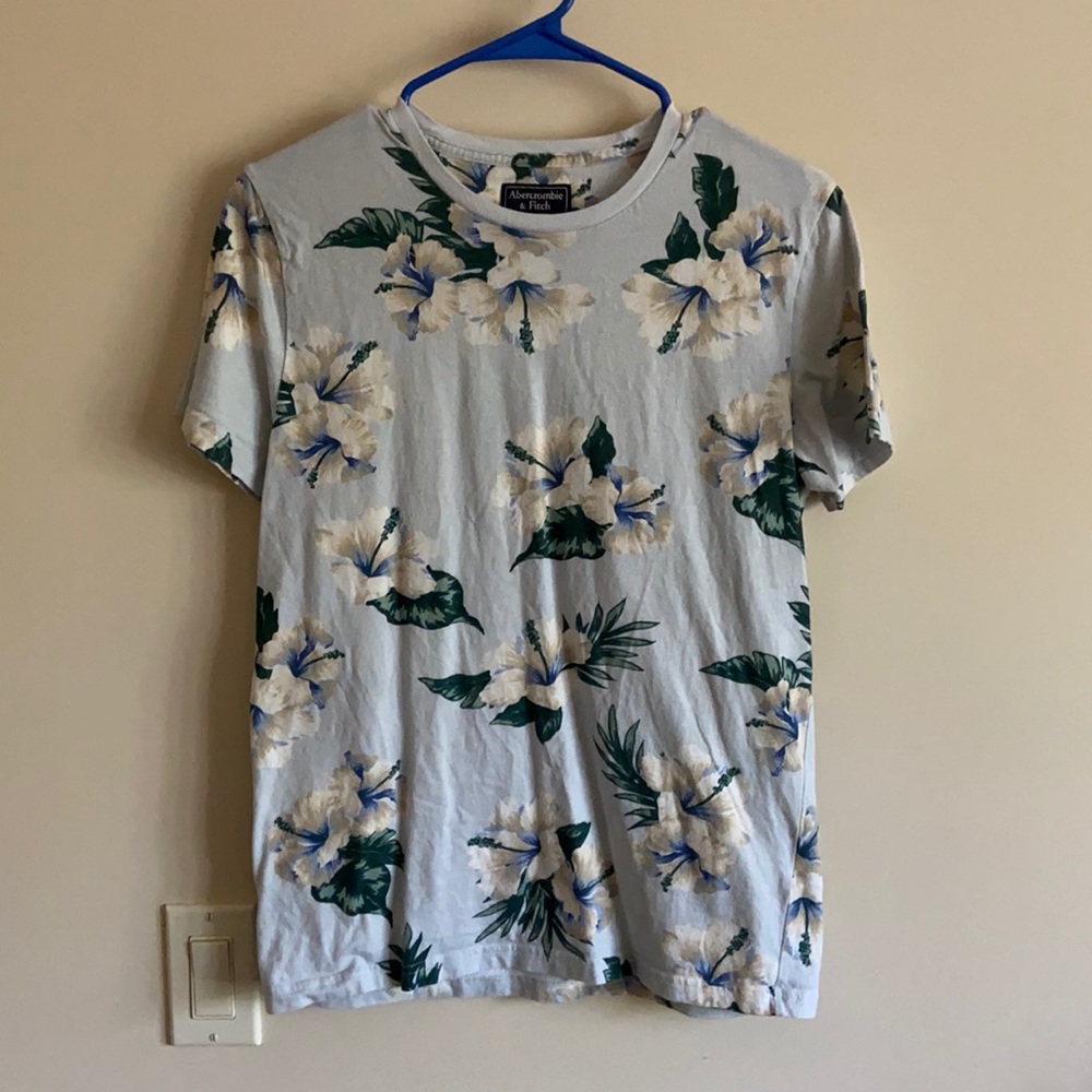 Abercrombie & Fitch t-shirt, size small.